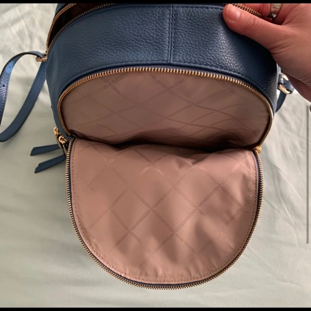 Michael Kors Medium Rhea backpack - Picture 3 of 4
